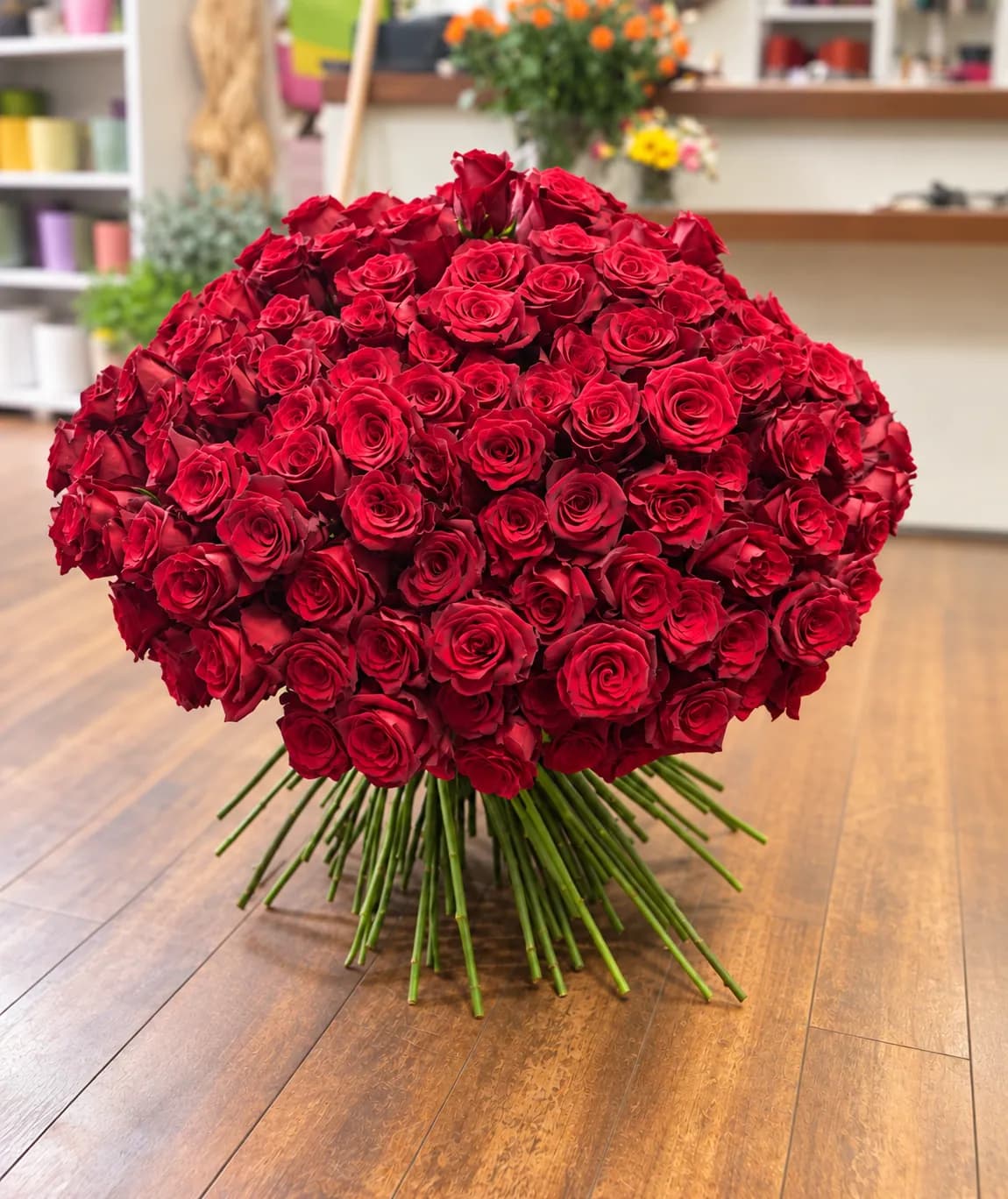 Großer Strauß aus roten Rosen